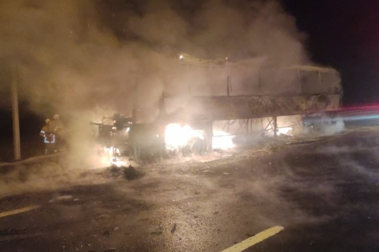 Bursa'da facianın eşiğinden dönüldü: Yolcu otobüsü alev alev yandı