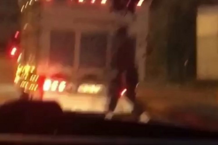 Pendik'te kamyonet arkasında tehlikeli yolculuk