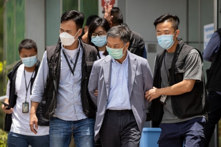 Hong Kong'da muhalif gazeteye 500 polisle baskın