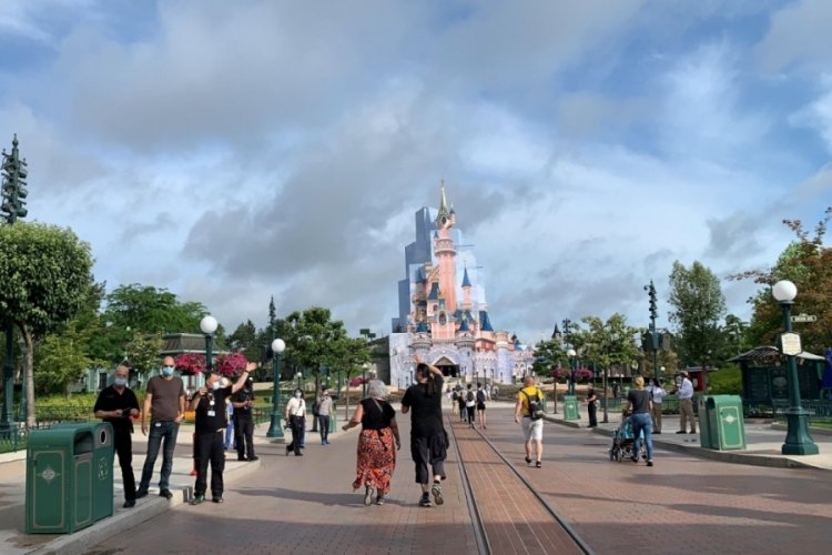 Disneyland Paris 7.5 ay sonra kapılarını yeniden a&ccedil;tı