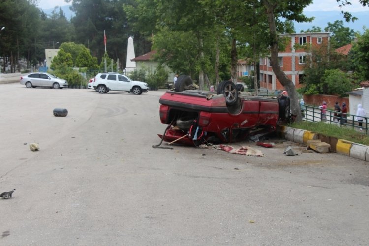 Otomobil ağa&ccedil;lara &ccedil;arpıp takla attı: 6 yaralı