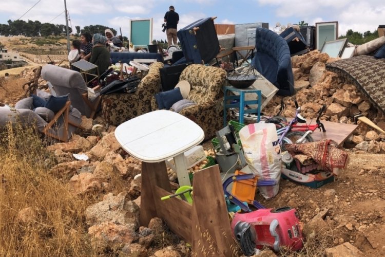 İsrail g&uuml;&ccedil;leri evlerini yıktı, 30 kişilik aile evsiz kaldı