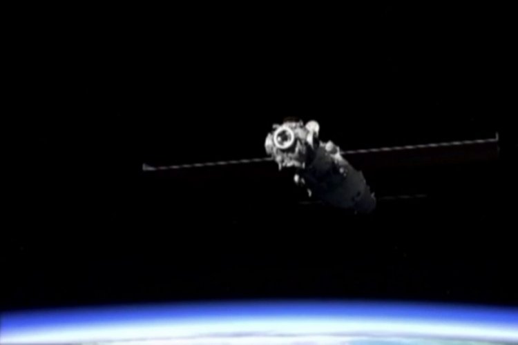 &Ccedil;in'in taykonotları taşıyan uzay aracı Shenzhou-12 istasyona kenetlendi