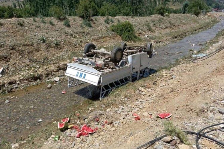 Kamyonet su kanalına d&uuml;şt&uuml;: Aynı aileden 5 yaralı
