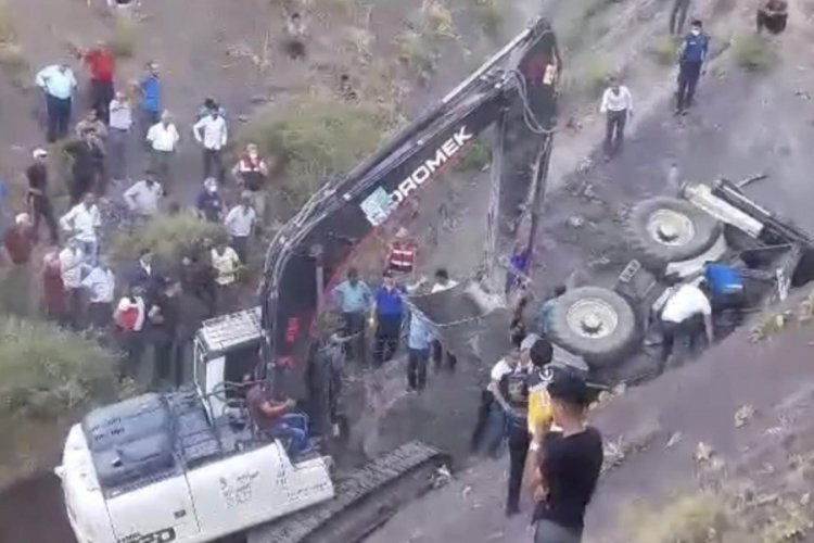 İş makinesinin altında kalan s&uuml;r&uuml;c&uuml; g&uuml;&ccedil;l&uuml;kle &ccedil;ıkarıldı