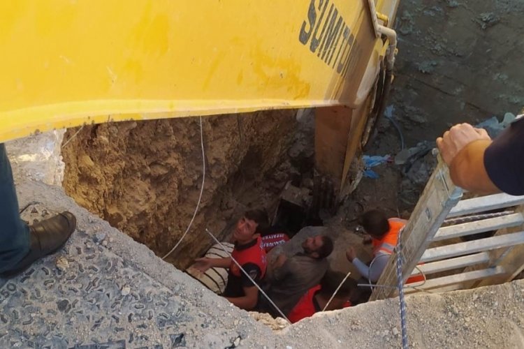 Kanalizasyon hattında g&ouml;&ccedil;&uuml;k: 3 iş&ccedil;i toprak altında kaldı