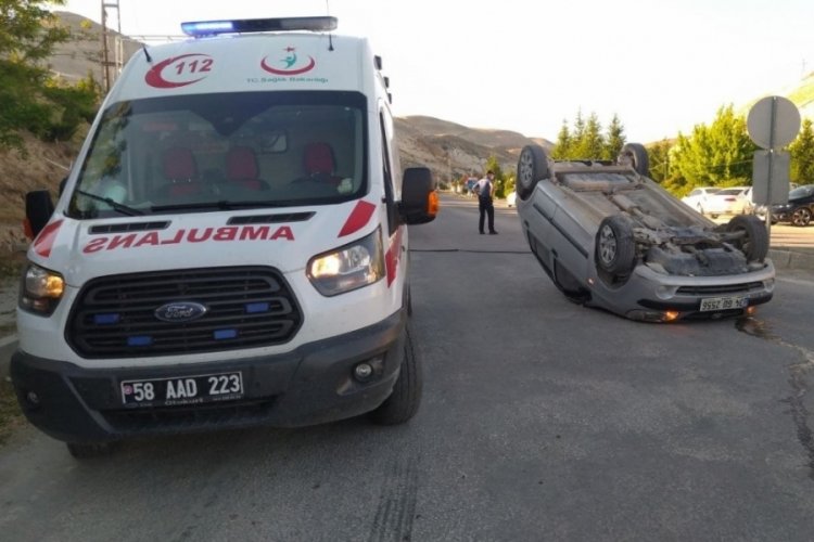 S&uuml;r&uuml;c&uuml; ve eşi takla atan ara&ccedil;tan y&uuml;r&uuml;yerek &ccedil;ıktı