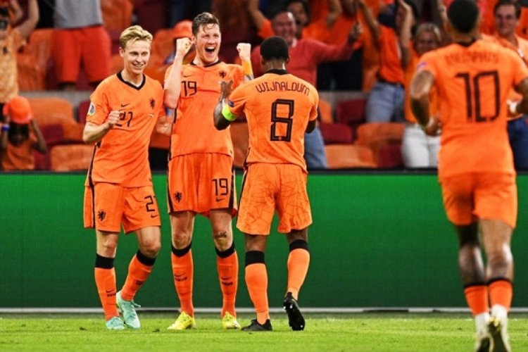 Hollanda, Avusturya'yı iki golle geçti