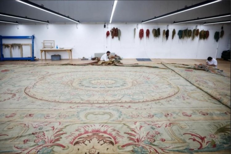 Dolmabah&ccedil;e Sarayı'nın 119 yıllık tarihi halısı restore ediliyor