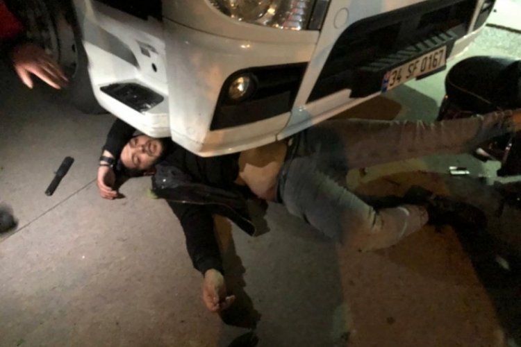 Virajı alamayan motosiklet, akaryakıt tankerinin altına girdi: 1 yaralı
