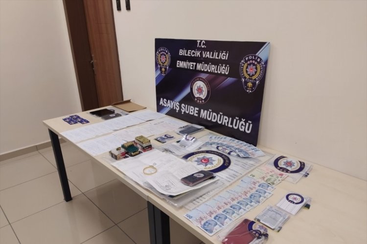 Bilecik'te sahte kimlikle dolandırıcılık yaptıkları iddia edilen 5 ş&uuml;pheliden 3'&uuml; tutuklandı