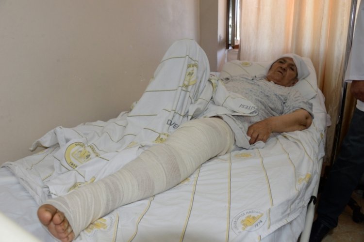 Koronavir&uuml;s nedeniyle hastaneye gitmedi, bacağı bu hale geldi
