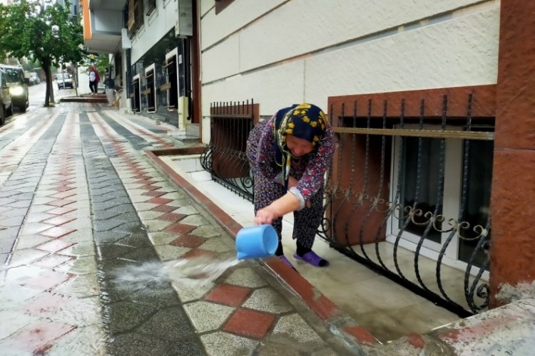Araçlar mahsur kaldı, evleri su bastı