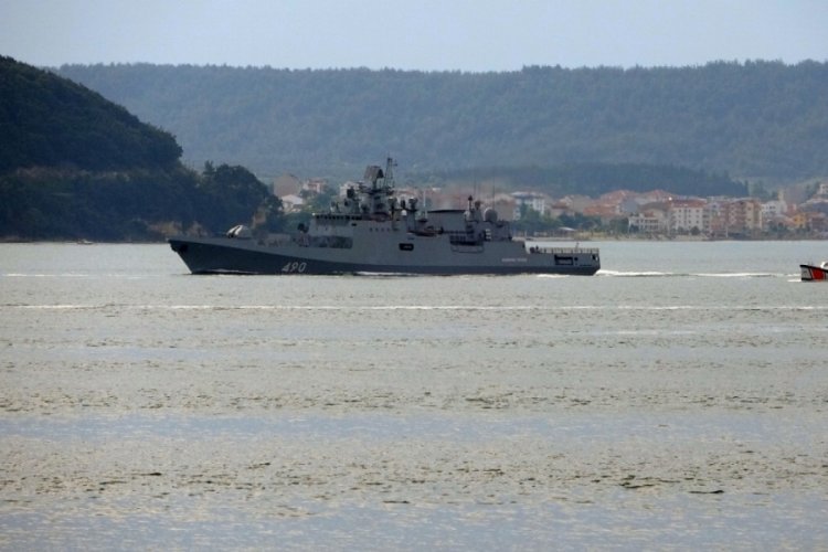 Rus savaş gemileri peş peşe &Ccedil;anakkale Boğazı'ndan ge&ccedil;ti