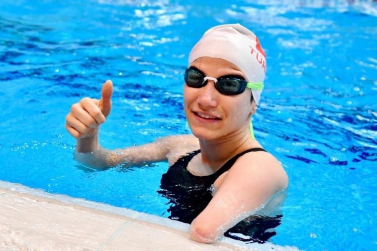 Milli yüzücü Emine Avcu, Almanya'da bronz madalya kazandı
