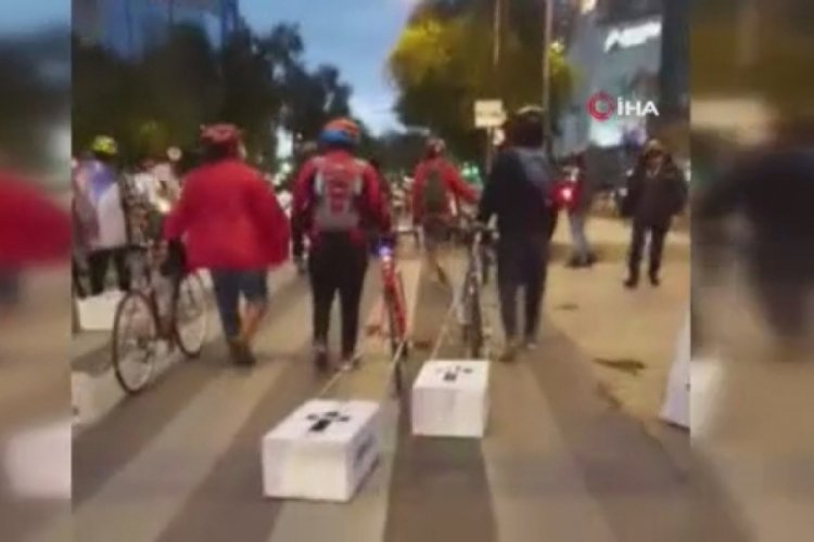 O ülkede, bisikletçilerden karton tabutlu protesto