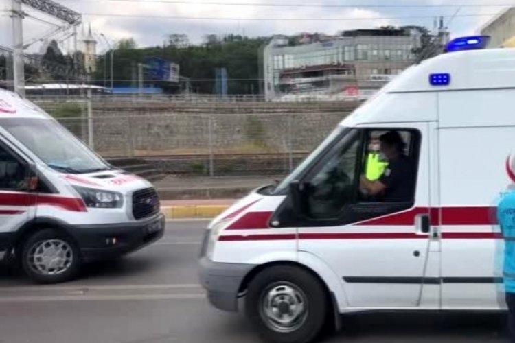 Kocaeli'de kamyonet ile otomobil &ccedil;arpıştı: 5 yaralı
