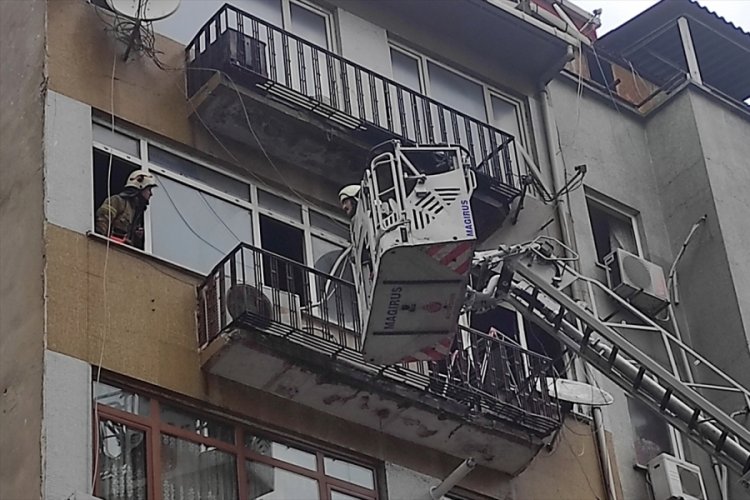 Yangın &ccedil;ıkan dairede mahsur kalan 3 kişi kurtarıldı