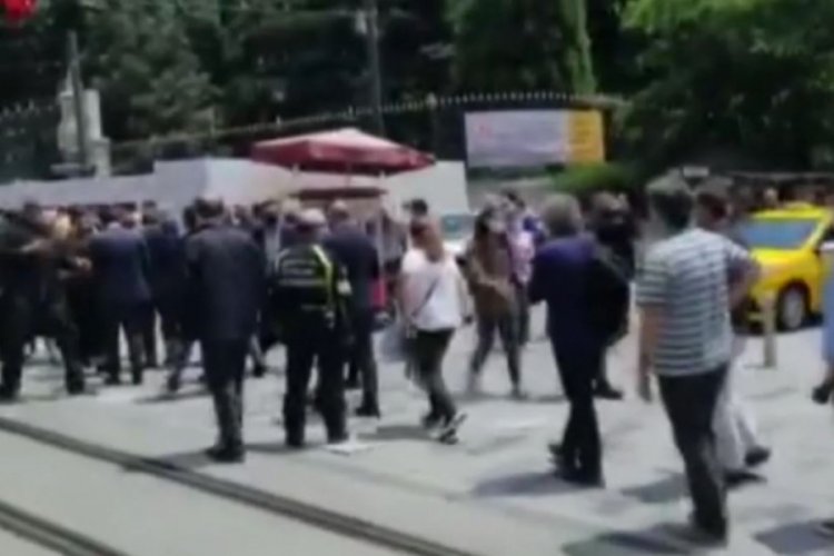 İstiklal Caddesi'nde se&ccedil;im kuyruğu