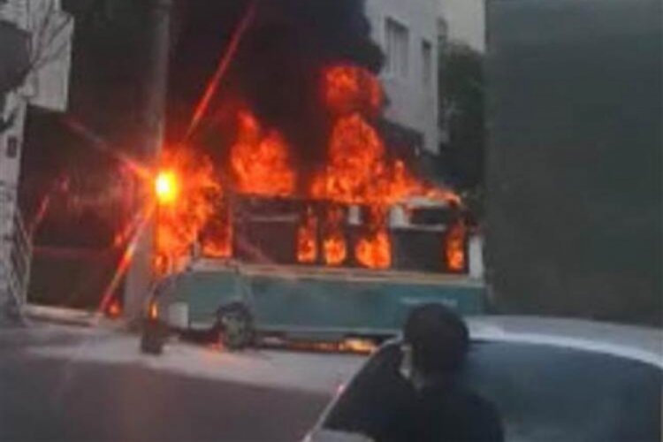 Çarpışan 2 yolcu minibüsü alev alev yandı