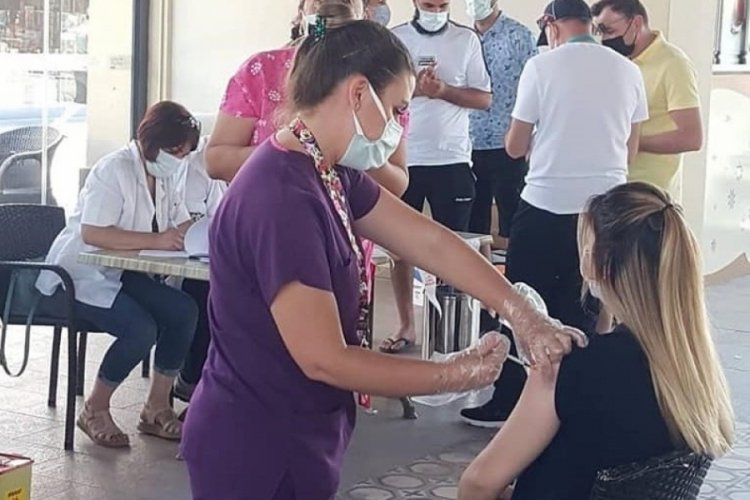 Mobil istasyonda, Covid-19 aşısına yoğun ilgi g&ouml;sterildi