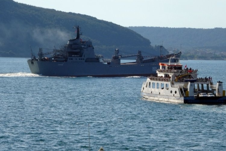 Rus savaş gemisi &Ccedil;anakkale Boğazı'ndan ge&ccedil;ti