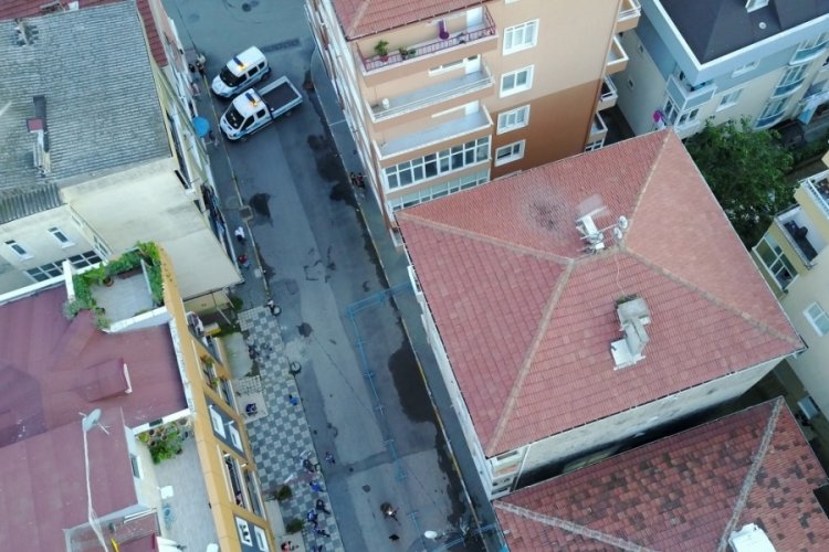 Deprem sonrası &ccedil;atlak oluşan bina tahliye edildi