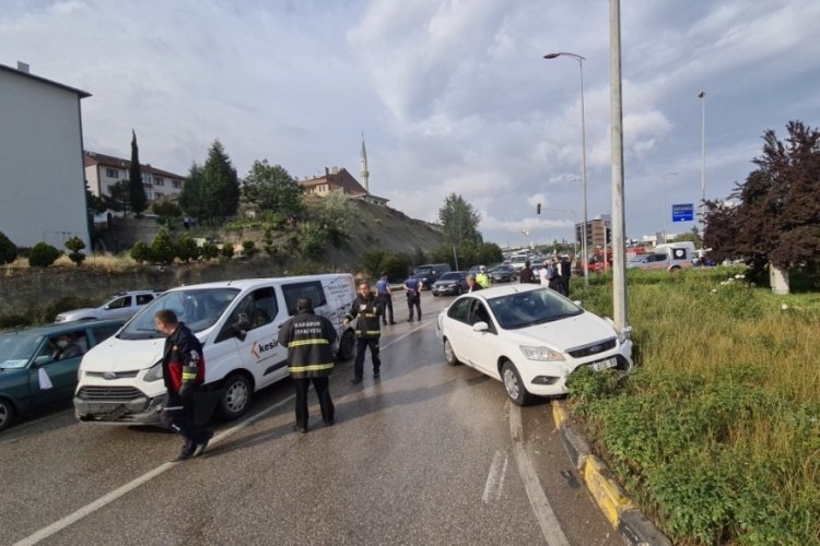Kontrolden &ccedil;ıkan kamyonet direğe ve 2 otomobile &ccedil;arptı