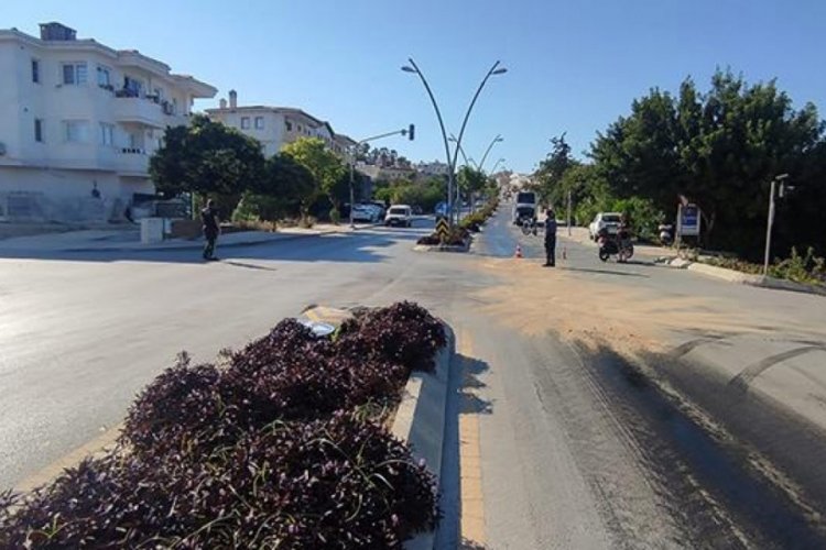 Yağ d&ouml;k&uuml;len yolda 8 motosiklet kaza yaptı