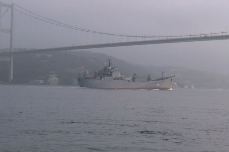 Rus savaş gemisi İstanbul Boğazı'ndan ge&ccedil;ti