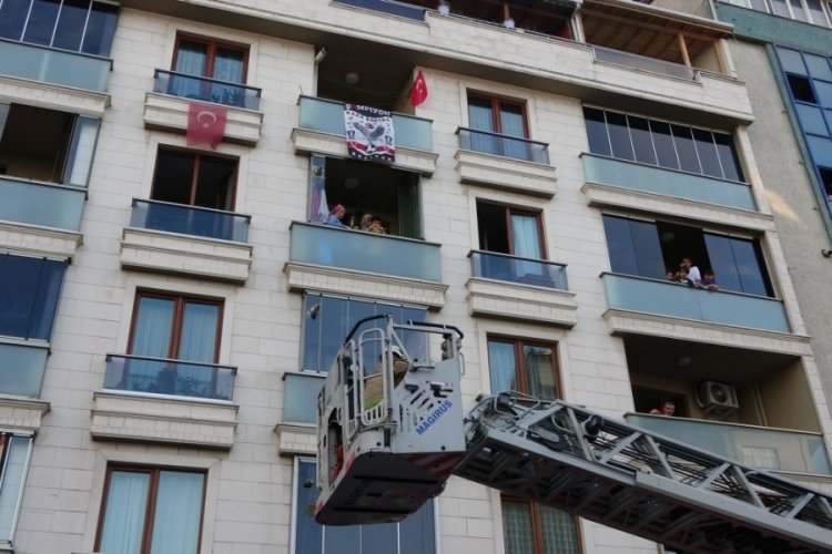 5 katlı binada yangın: 5'i &ccedil;ocuk 7 kişi itfaiye merdiveniyle kurtarıldı