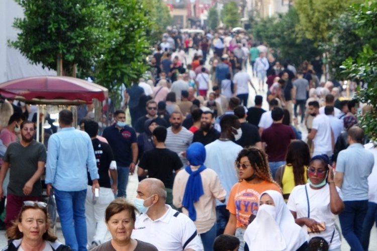 Kısıtlama g&uuml;n&uuml;nde İstiklal Caddesi'nde korkutan kalabalık