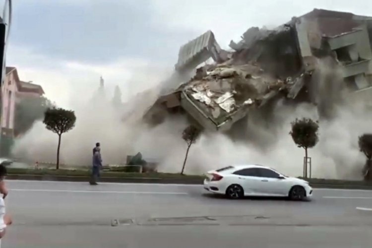 Sakarya'da şehir merkezindeki bina yıkıldı