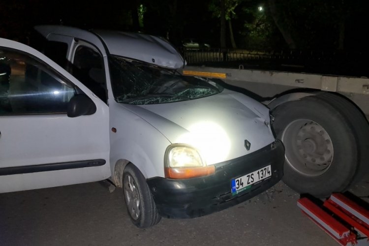 İzmit'te kaza: Park halindeki tıra çarpı
