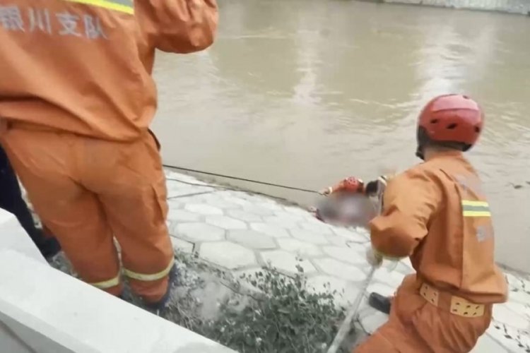 Kanala d&uuml;şen kadını itfaiye erleri son anda kurtardı