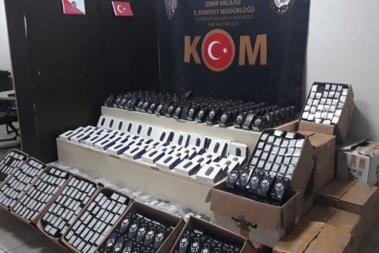 İzmir'de g&uuml;mr&uuml;k ka&ccedil;ağı cep telefonu operasyonu