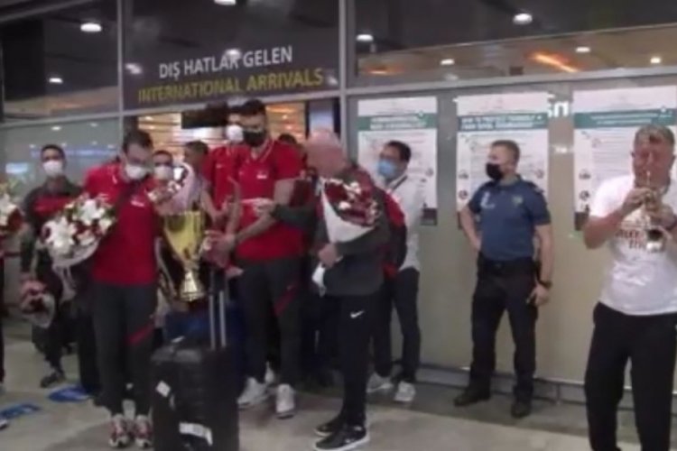 Filenin Efeleri, şampiyonluk kupasıyla İstanbul'a döndü