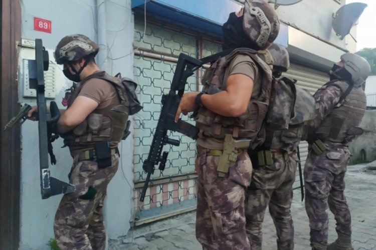 &Ouml;rg&uuml;tl&uuml; uyuşturucu satıcılarına y&ouml;nelik eş zamanlı operasyon: 32 g&ouml;zaltı