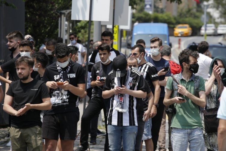 Beşiktaş taraftarları Sergen Yal&ccedil;ın'ın evinin &ouml;n&uuml;nde toplandı