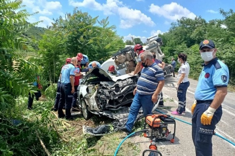 Tır, ara&ccedil;ları bi&ccedil;ti: 3 &ouml;l&uuml;, 3 yaralı