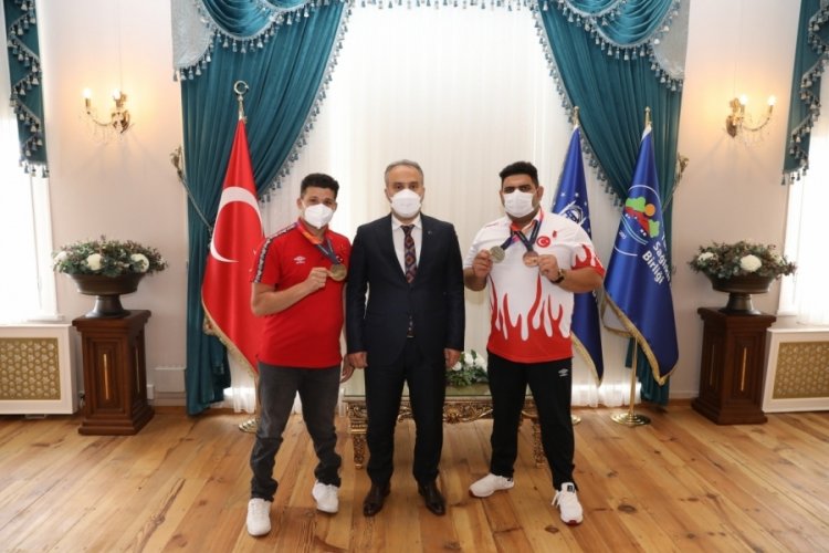 Bursa'nın tarih yazan sporcularından Başkan Aktaş'a ziyaret
