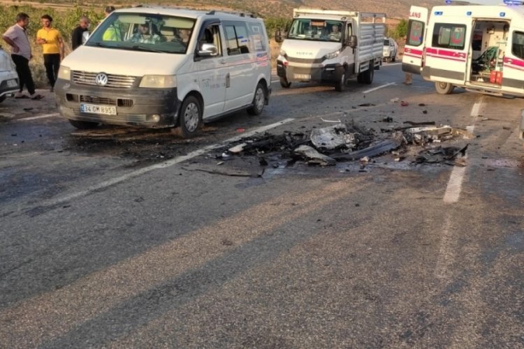 İki araç kafa kafaya çarpıştı:3 yaralı