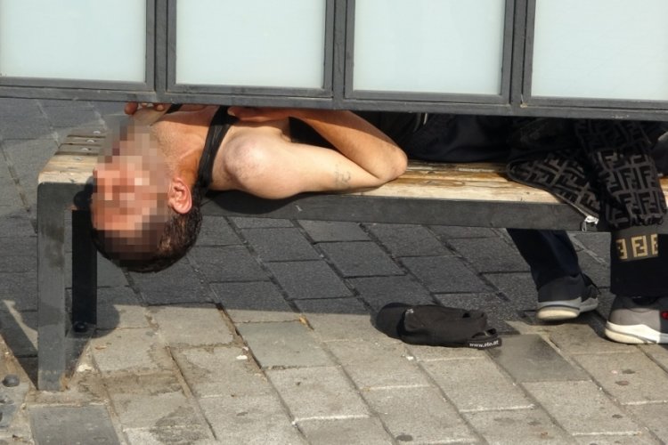 Tramvay durağında uyuşturucu krizine giren şahıs, ekipleri harekete ge&ccedil;irdi