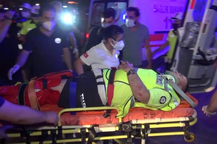 Bursa'da alkollü sürücü polis noktasına daldı: 2'si polis 4 yaralı