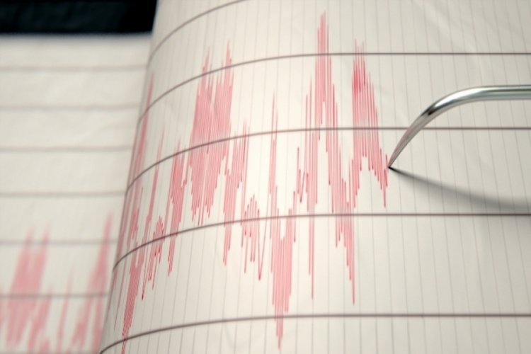 İran-T&uuml;rkiye sınırında şiddetli deprem