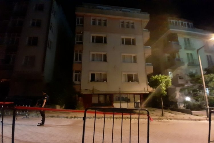 Avcılar'da kolonu &ccedil;atlayan 5 katlı binanın sakinleri tahliye edildi