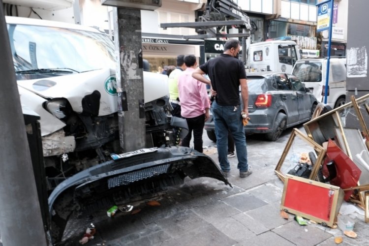 Kırmızı ışık ihlali sonrası yaşanan kazada 2 kişi yaralandı