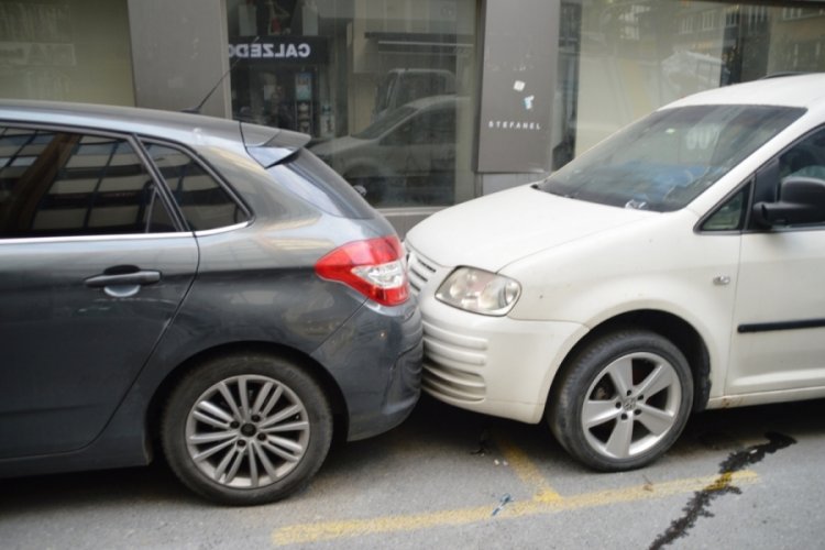Kamyonet ile otomobil &ccedil;arpıştı: 3 yaralı