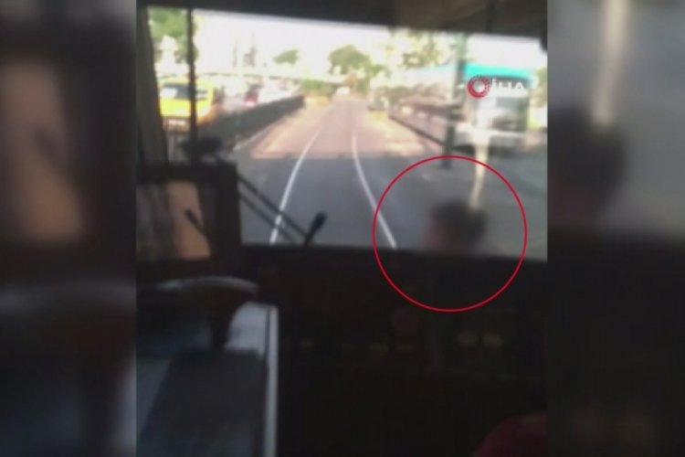 Tramvay arkasında tehlikeli yolculuk