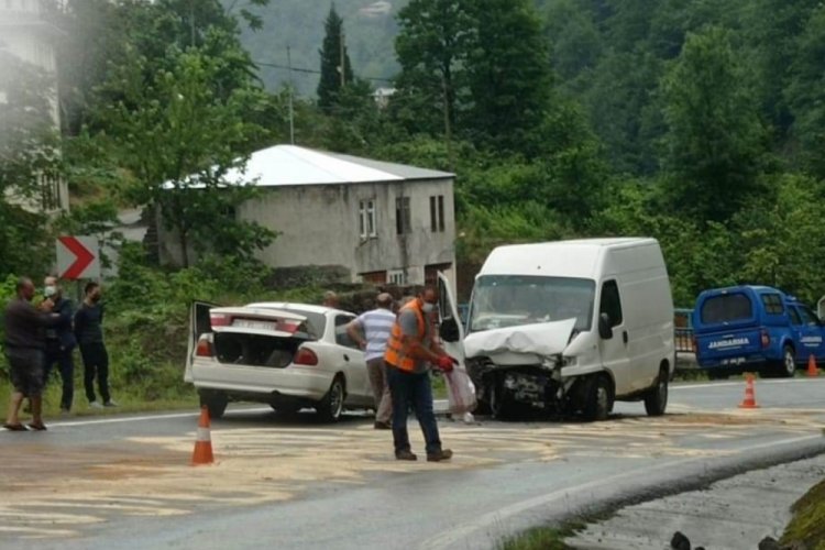 Minib&uuml;sle &ccedil;arpışan otomobildeki &ouml;ğretmen &ouml;ld&uuml;